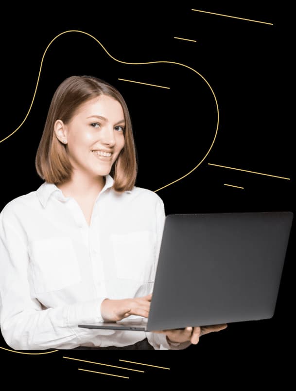 Uma mulher branca sorrindo com notebook na mão.